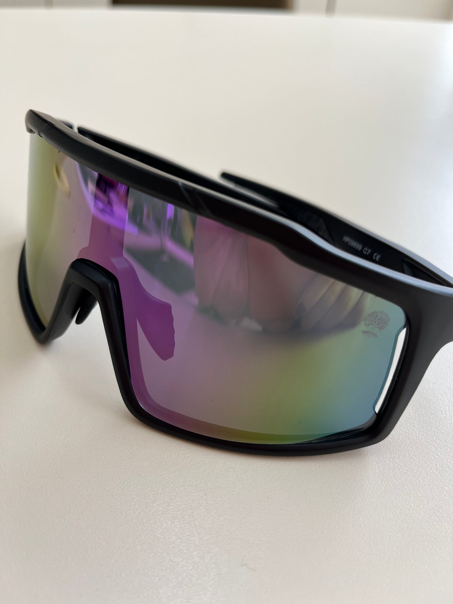 Modelo Rican preto lente furta-cor