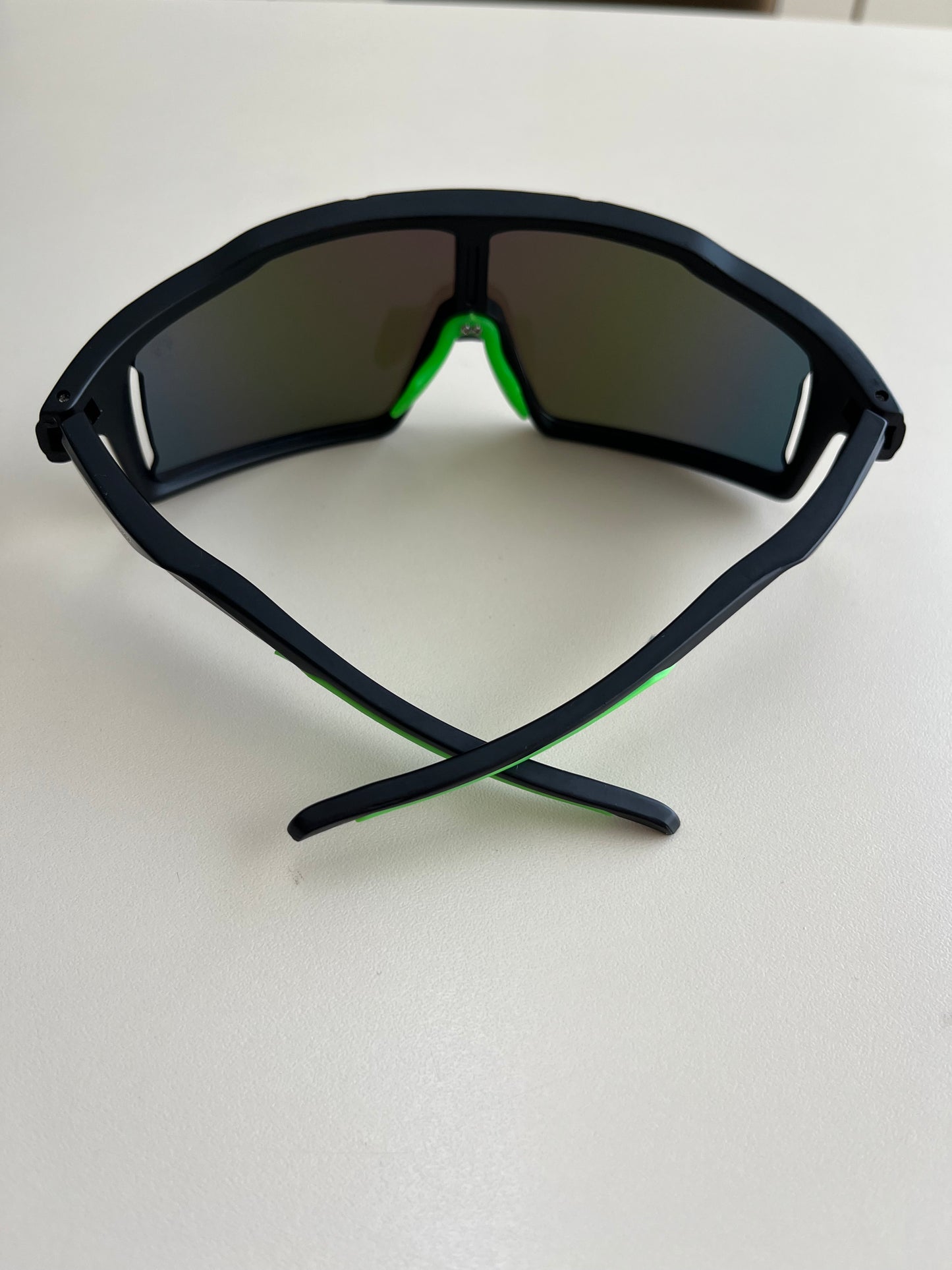 Modelo Ricover preto com detalhe verde