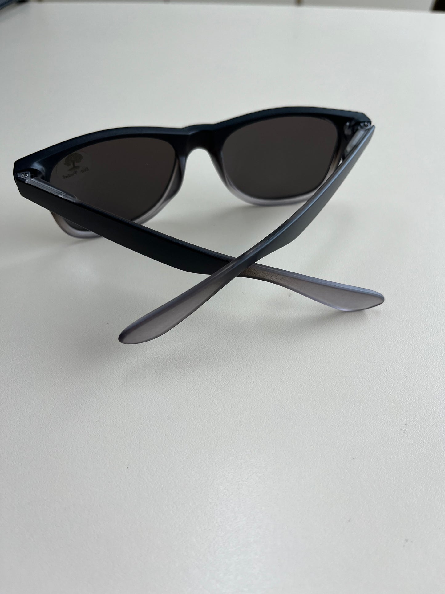 Modelo degrade preto cinza lente espelhada