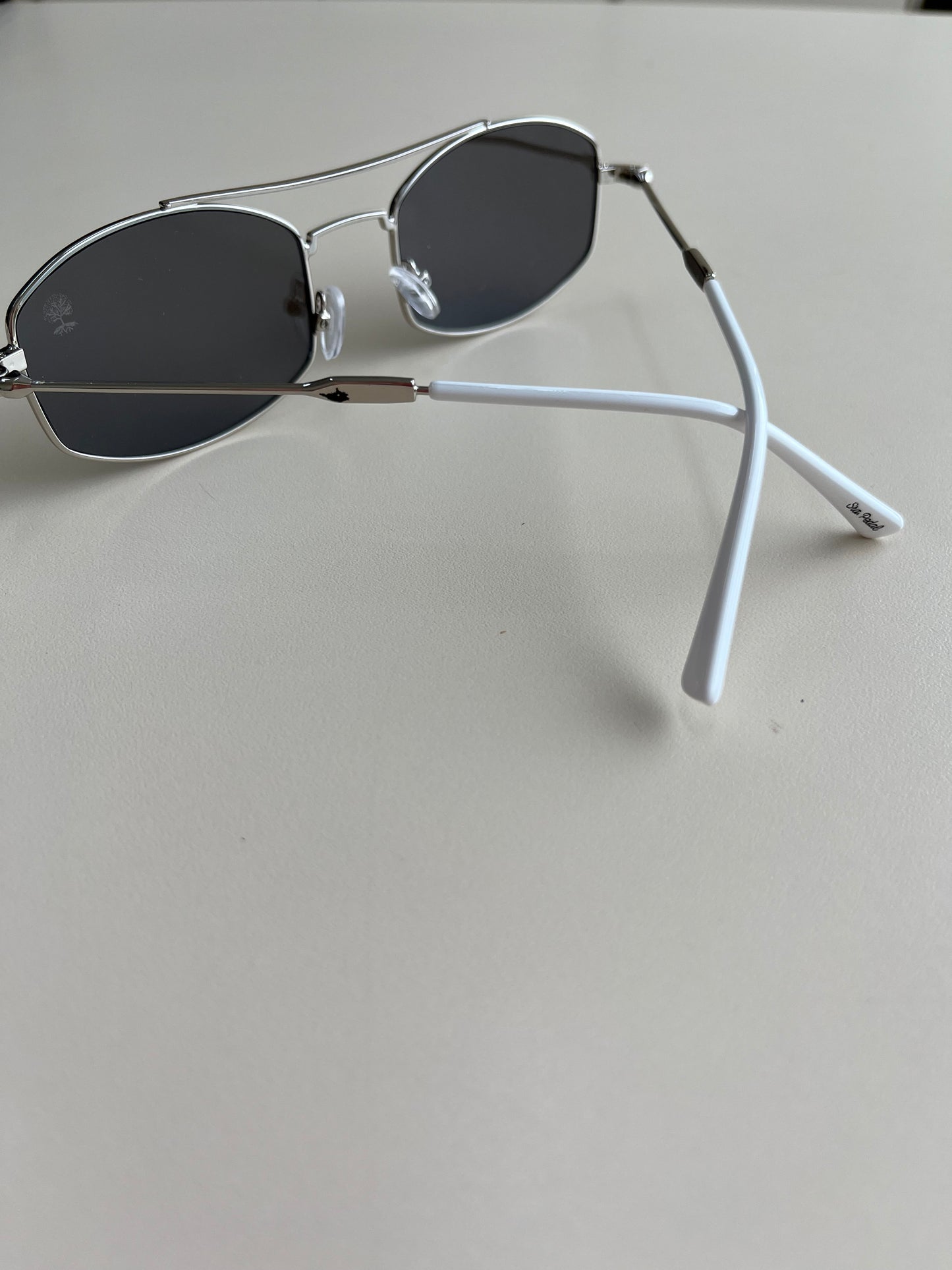 Metal espelhado com ponteira branca