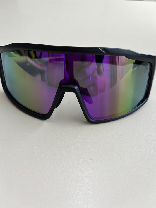 Modelo Rican preto lente furta-cor