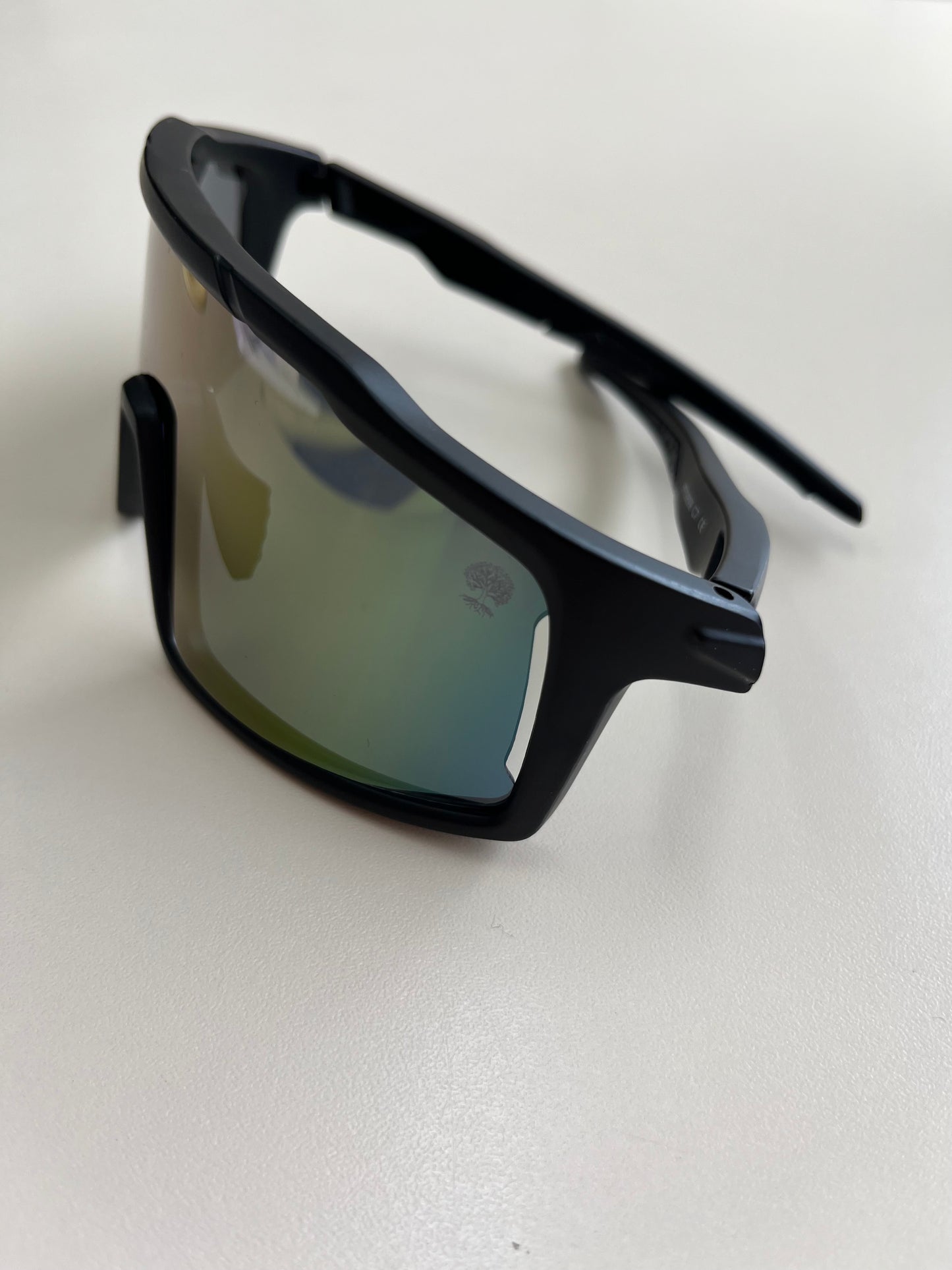 Modelo Rican preto lente furta-cor