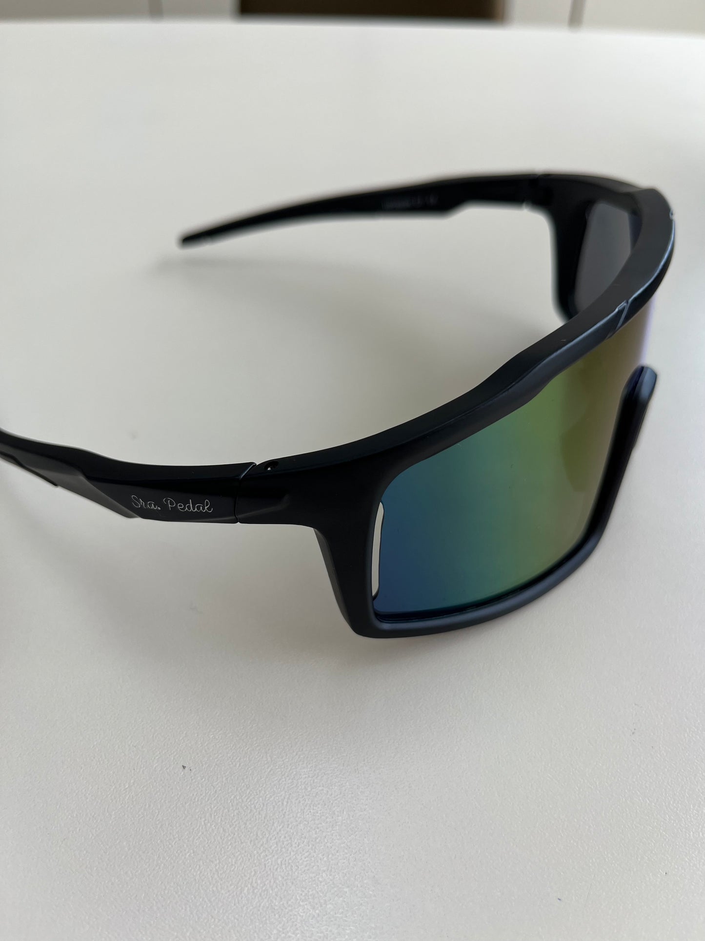 Modelo Rican preto lente furta-cor