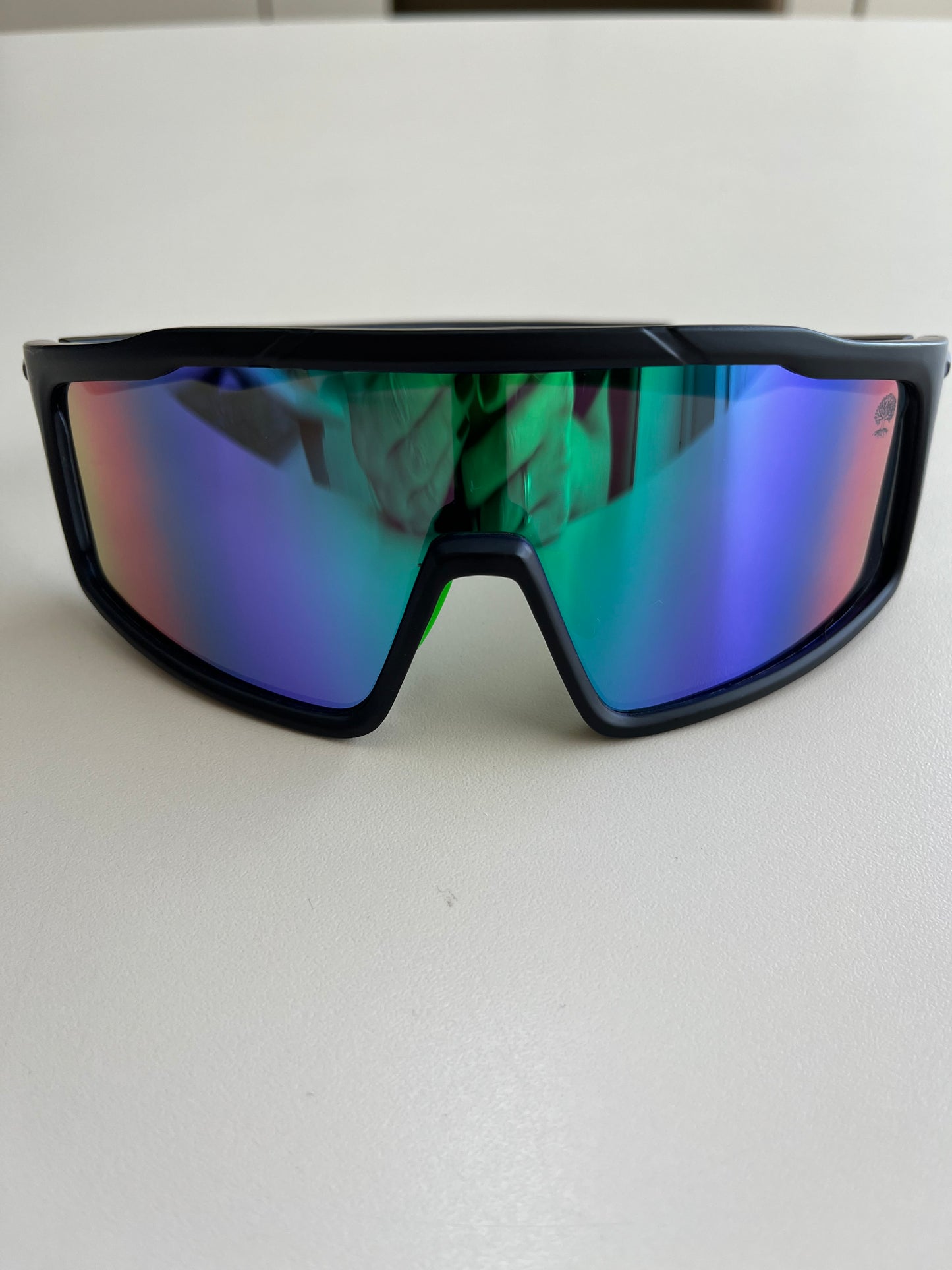 Modelo Ricover preto com detalhe verde