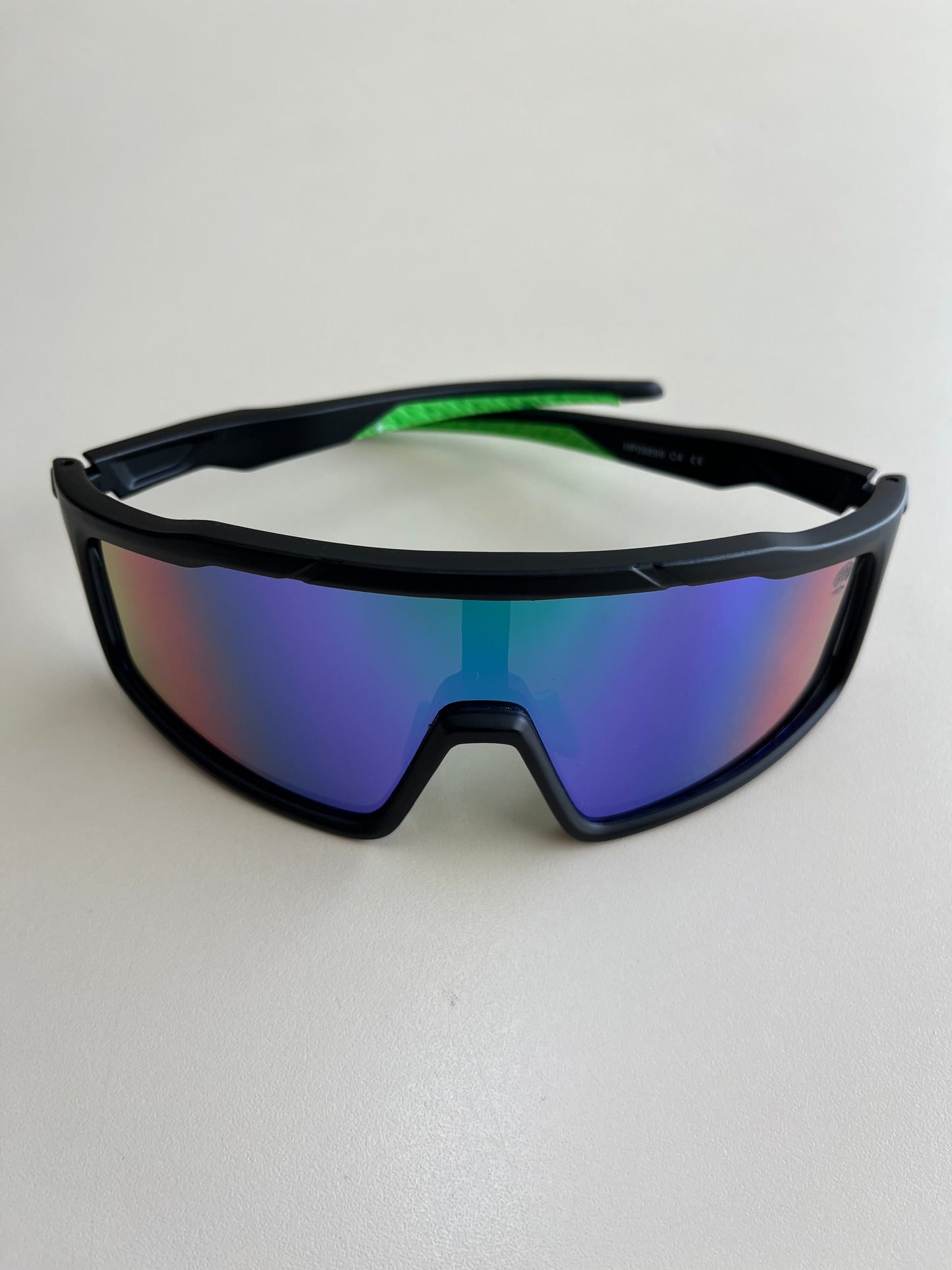 Modelo Ricover preto com detalhe verde