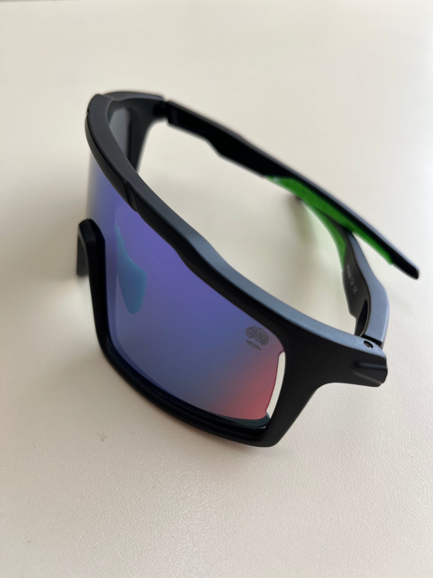 Modelo Ricover preto com detalhe verde