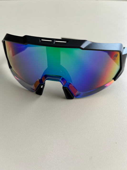 Modelo Astor preto lente camaleão de