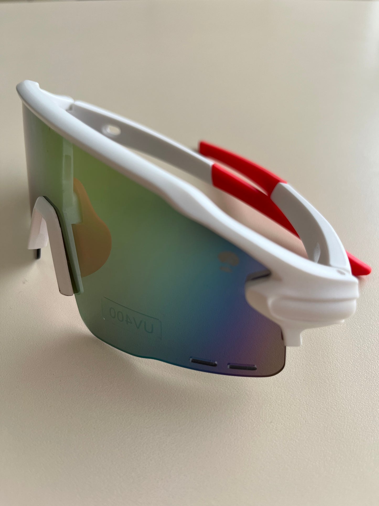 Modelo Clean Branco com Vermelho