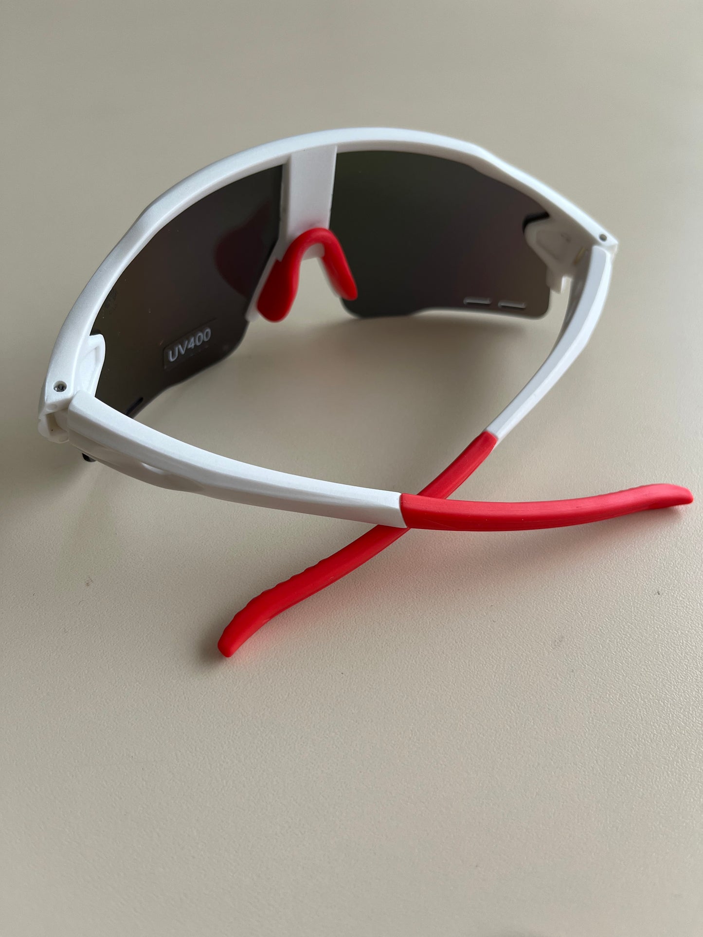 Modelo Clean Branco com Vermelho