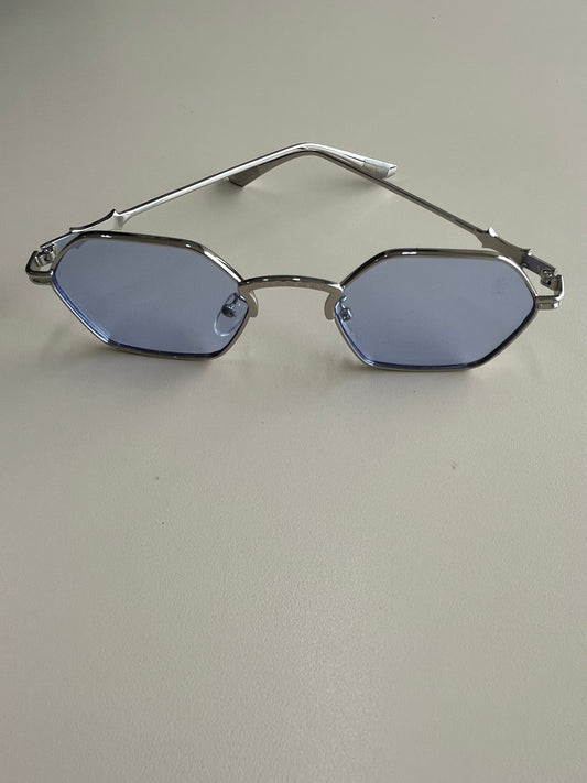 Modelo blogueirinha lente terapêutica azul