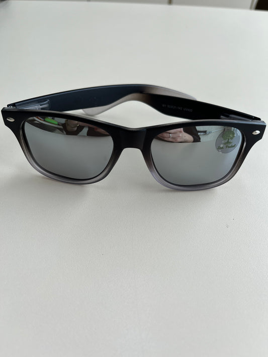 Modelo degrade preto cinza lente espelhada